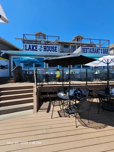 Kelly’s Lake House Bar & Grill