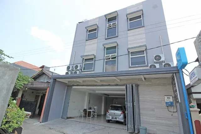 RedDoorz near RS Moewardi