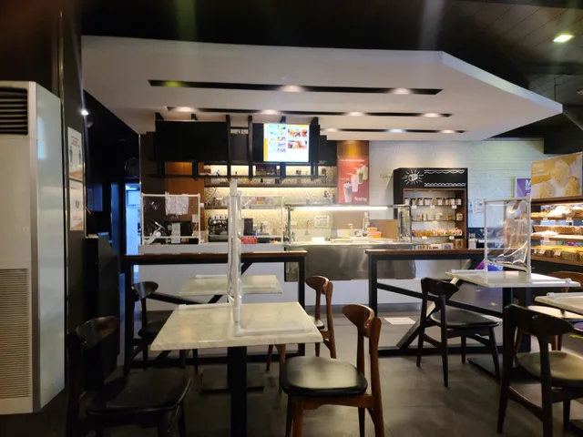 Los Pedritos Metro Plaza