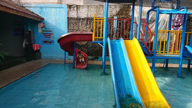 Kolam Renang Warna-warni