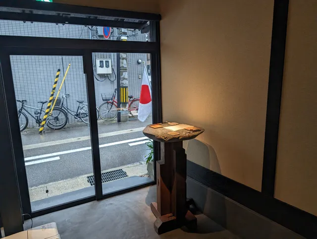 Stand-up-eating JINJIN