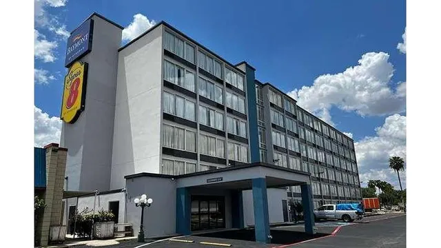 Super 8 by Wyndham Laredo