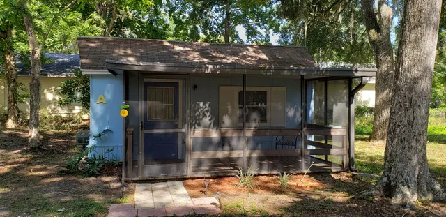 Nana's Place of Homosassa, Blue Cottage