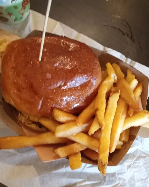 Macaw Landing Grille