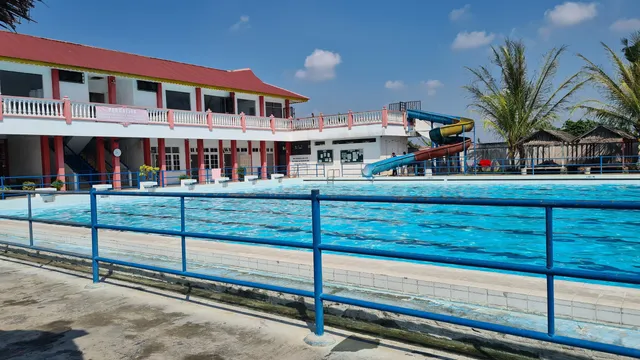 Kolam Renang Tirta Raerim Mencirim