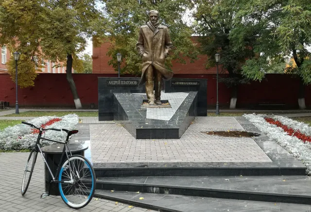 Pamyatnik Andreyu Platonovu