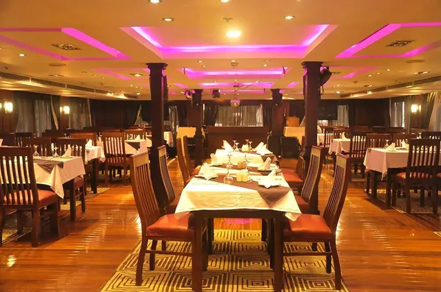 مركب ريفر River Boat