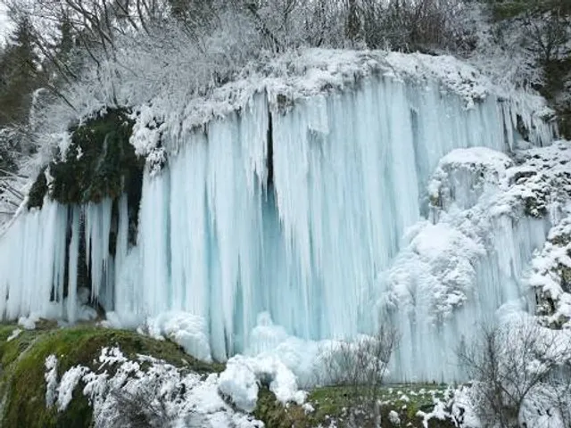 Cascada cu apa termala Toplita