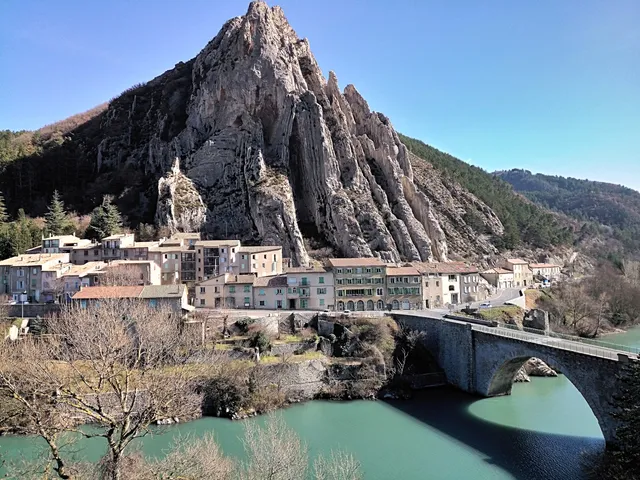 Arrivée de l'ancienne Route Napoléon au Pont de la Baume