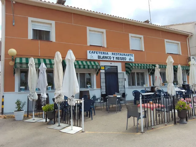 Cafetería - Restaurante "Blanco y Negro"