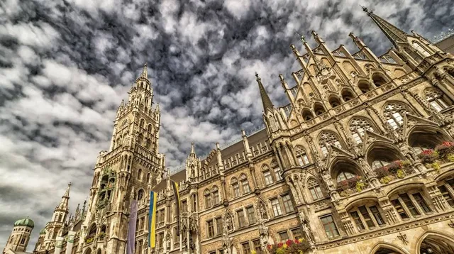 Orlando-di-Lasso-Statue und zugleich Michael-Jackson-Gedenkstätte