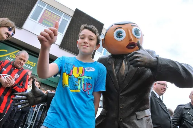 Frank Sidebottom Statue