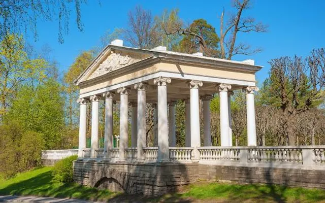 Pavil'on Trekh Gratsiy