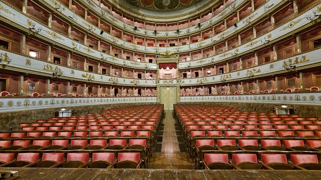 Pavarotti-Freni Theater