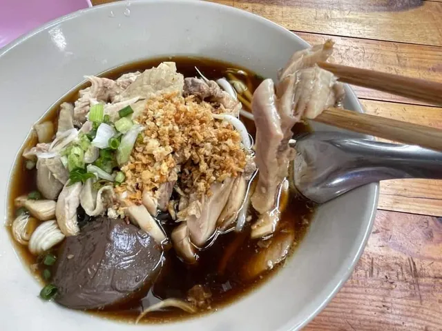 ก๋วยเตี๋ยวไก่ตุ๋น สองแสบ