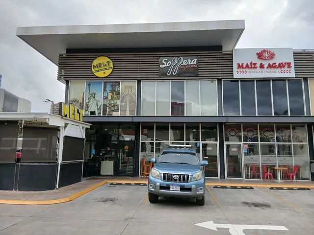 Melt Pizzas y Hamburguesas • Plaza San Rafael