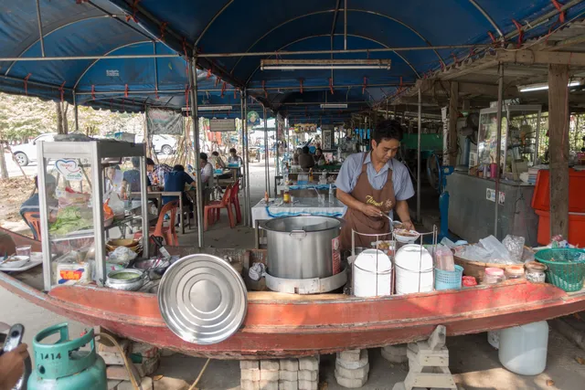 ร้านก๋วยเตี๋ยวเรือแม่มณี เจ้าเก่า