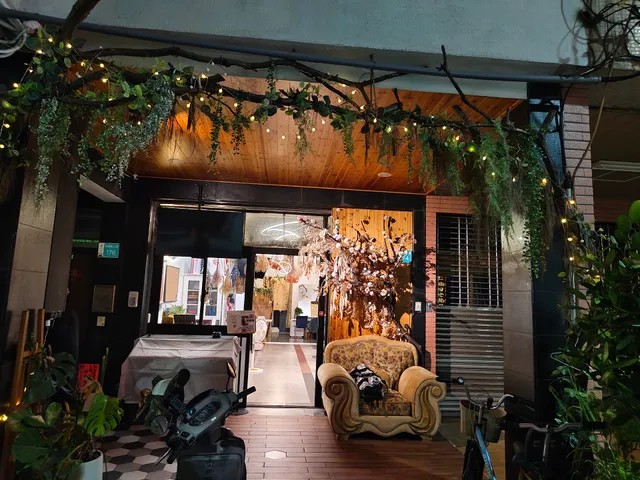 鯤寶共居故事館｜鯨癒所｜輕食冰品飲品｜密室逃脫｜藝文體驗