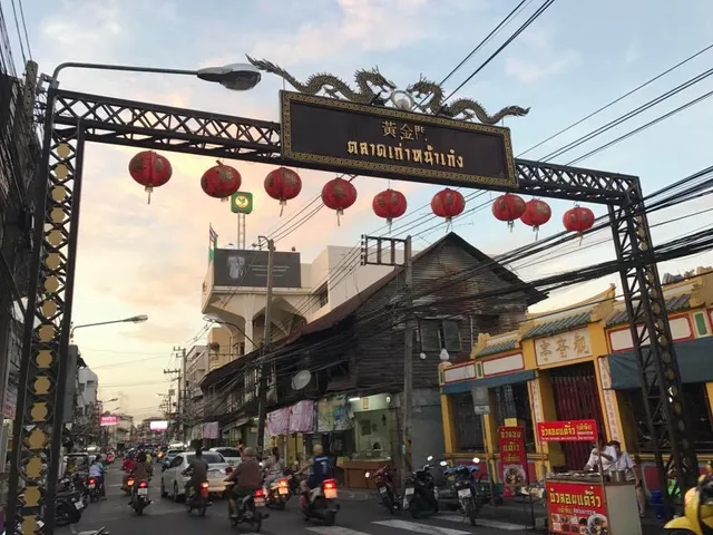 Khao Tom Ped Jek Tong