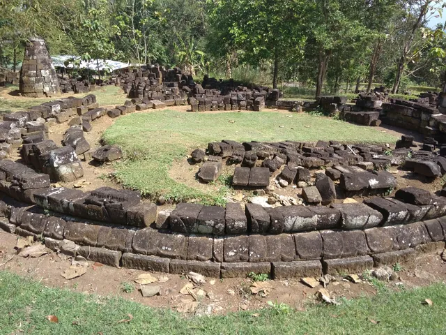 Ruins of Dawangsari , Mōṭhā Baud'dha Stūpa - मोठा स्तूप बुद्ध