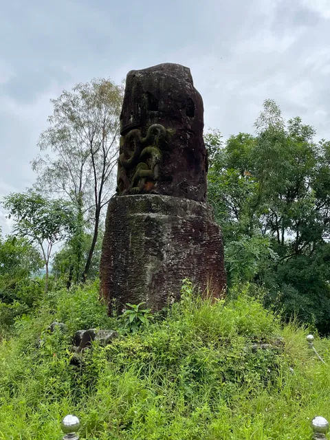 Cột đá Chùa Dạm