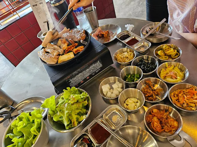 Golden Pig Korean BBQ - กึมเดจี