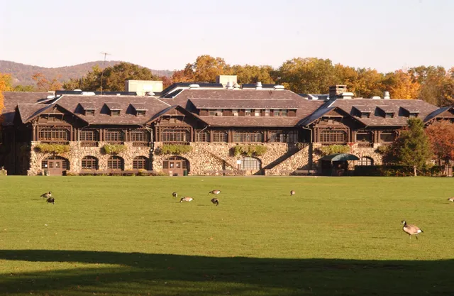 Bear Mountain Inn - Overlook Lodge