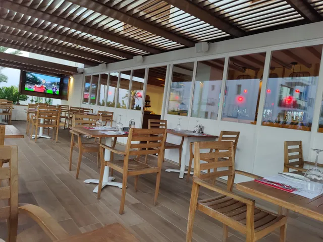 Reef, American Grill & Sports Bar