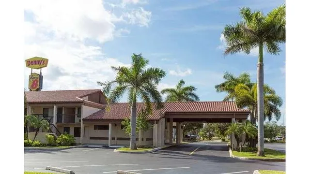 Super 8 by Wyndham Riviera Beach West Palm Beach