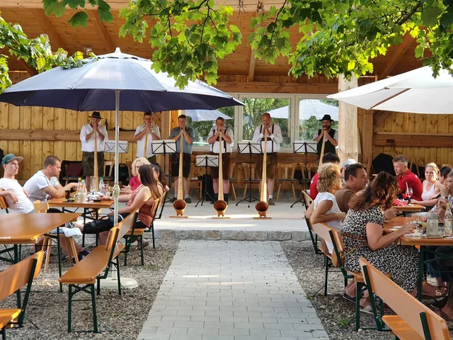 Christines Hofladen und Bauer Roberts Brotzeitkeller