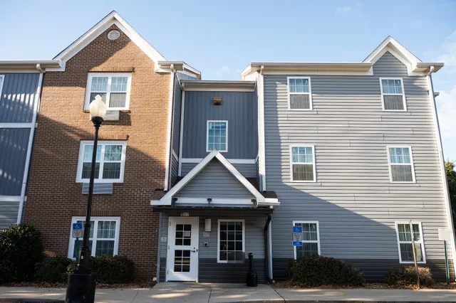 Alluxsuites at 1876, an Ascend Collection Hotel