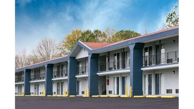 Super 8 by Wyndham Locust Grove