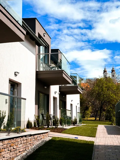 M26 Prémium Apartmanház