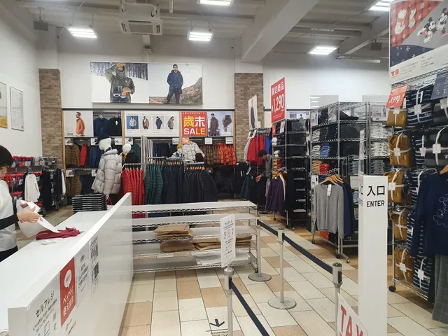 UNIQLO Ryubo Ameku Rakuichi