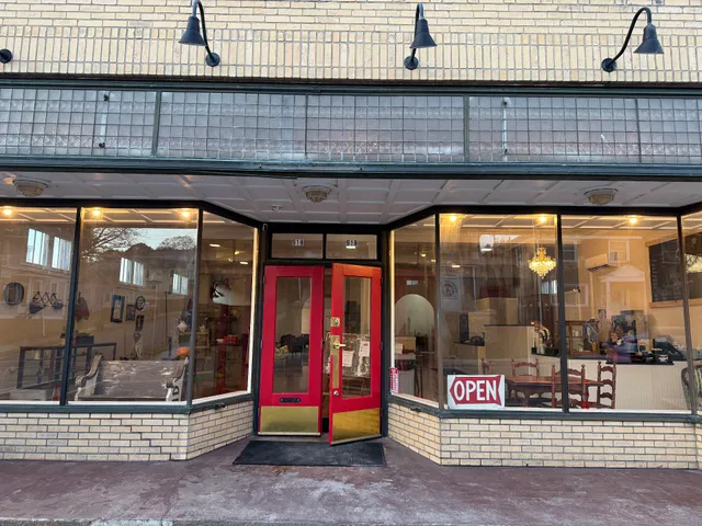 Lucky Two Coffee House & Antiques