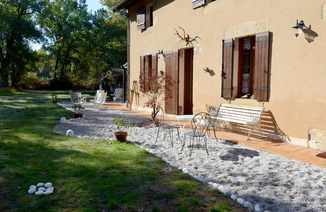 L'atelier du Grison:Location gîte et chambres d'hôtes au calme en forêt avec jacuzzi Landes-Bazas
