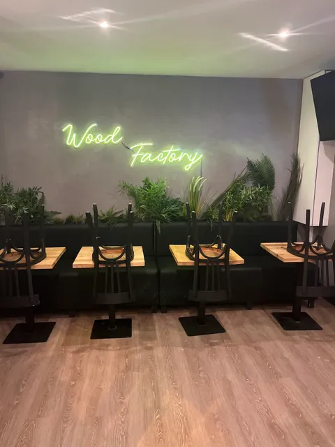 Wood Factory · Pizza au feu de bois, Halal