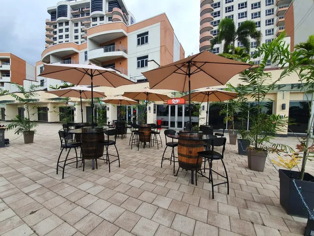 Decky's Bar & Bistro