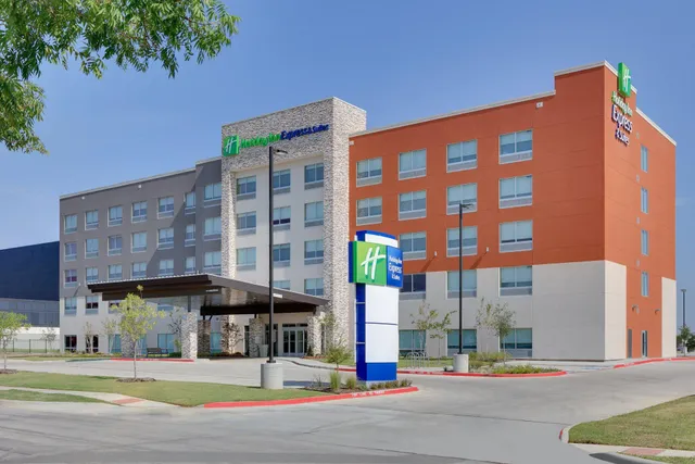 Holiday Inn Express & Suites Dallas NW Hwy - Love Field by IHG