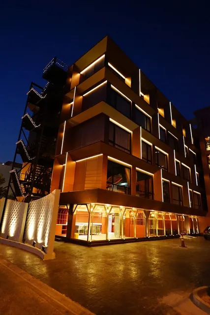 4 Monkeys, The Amused Hotel