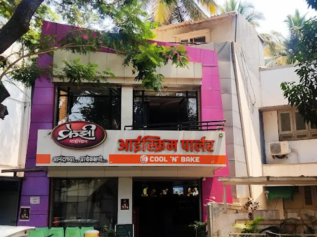 Crazy Ice-Cream Parlour