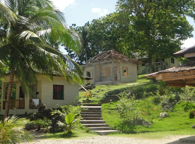 Flora's Dive & Resort