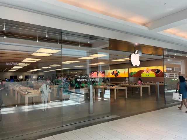 Apple Roosevelt Field