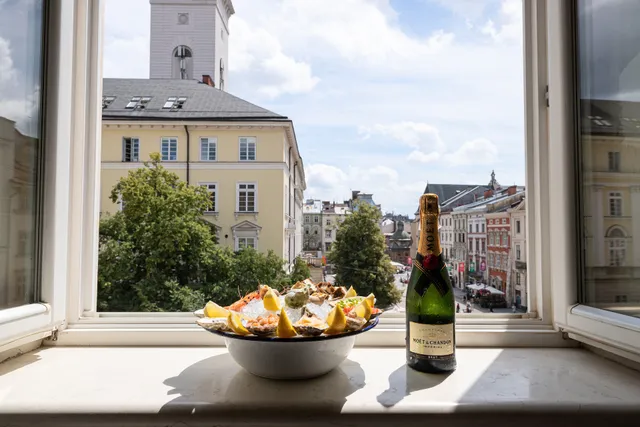 Oysters & Bubbles Gastro Hotel. Rynok square