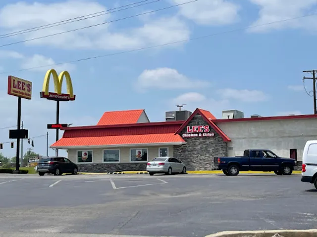 Lee's Famous Recipe Chicken