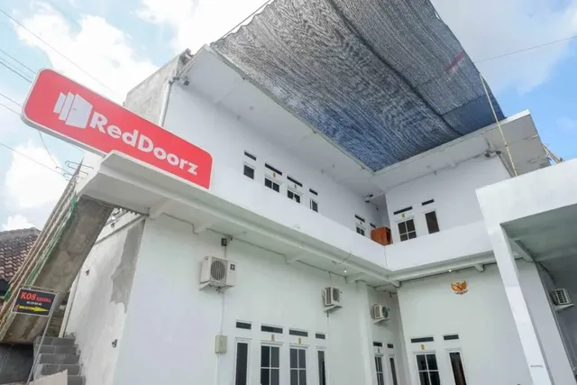 RedDoorz Syariah near Universitas Slamet Riyadi Solo