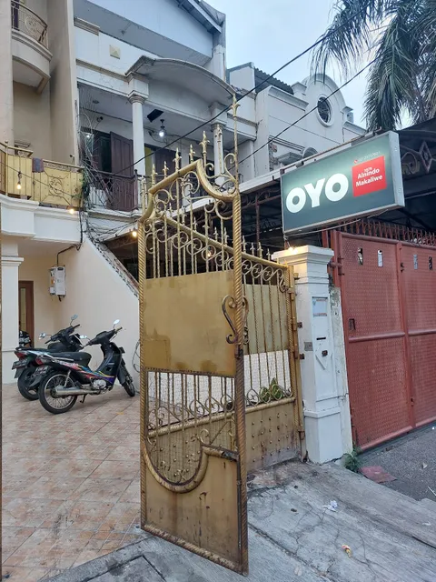 OYO 92687 Makaliwe Residence