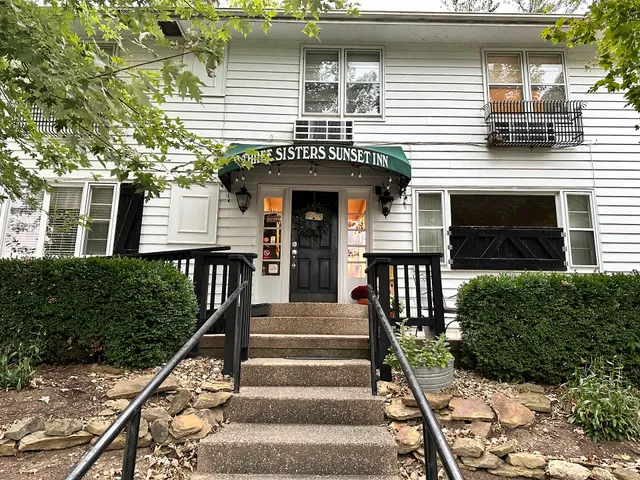Three Sisters Sunset Inn