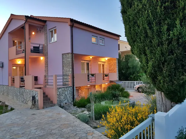 Cypress Tree Holiday Home - Sabunike Nin