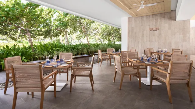 Hang Ten Beach Bar & Grill